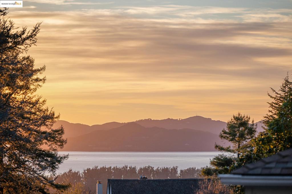https://media.crmls.org/mediaz/2bfc92a1-b017-40a6-ab1e-9953d2053449.jpg?preset=X-Large