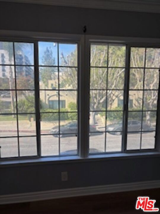 6226 3/4 De Longpre Avenue, Los Angeles CA: https://media.crmls.org/mediaz/2bfd2aa4-17cf-4bda-a44d-863f62603bb2.jpg