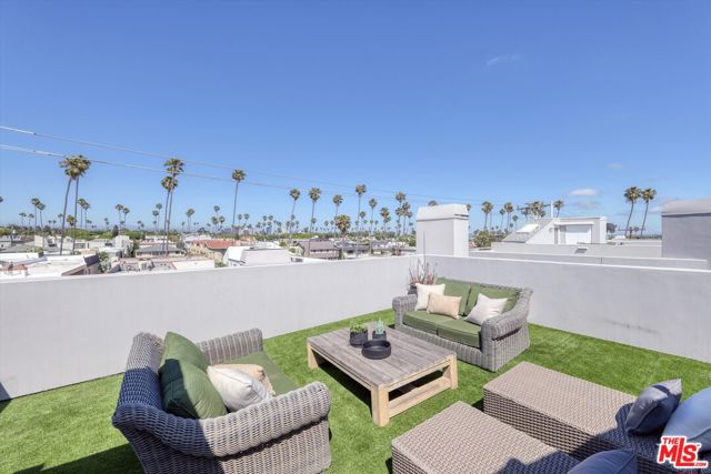 833 17th Street, Santa Monica CA: https://media.crmls.org/mediaz/2bfd553e-d97f-4eb3-9eed-314a0f42daa0.jpg