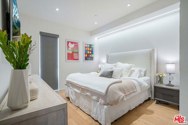 1030 N Kings Road, West Hollywood CA: https://media.crmls.org/mediaz/2bfd7556-2686-4044-a695-a81ee599154b.jpg