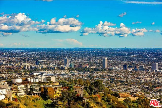 2183 Sunset Plaza Drive, Los Angeles CA: https://media.crmls.org/mediaz/2bfe61a0-662b-404a-a473-3be24af8ebaf.jpg