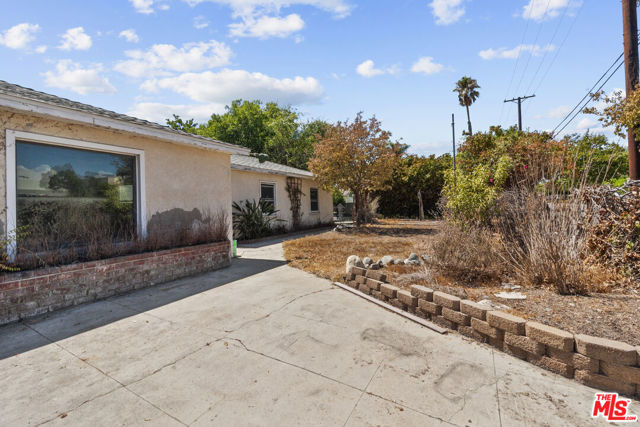 1344 N Parish Place, Burbank CA: https://media.crmls.org/mediaz/2bfe9e9c-2ca5-4c0c-8945-e0c1aa1d15b8.jpg