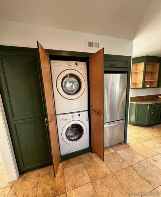 911 Caminito Madrigal, Carlsbad CA: https://media.crmls.org/mediaz/2bfefafc-8238-4147-a133-2d8b3dc50679.jpg