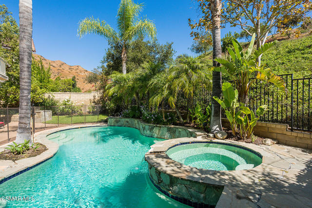 1034 Lambourne Place, Oak Park CA: https://media.crmls.org/mediaz/2bff5354-f427-40ad-8460-056d0a1f9643.jpg