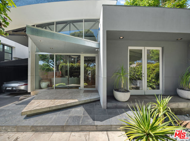 8735 Dorrington Avenue, West Hollywood CA: https://media.crmls.org/mediaz/2c00bcc3-44c4-4f8b-9815-d7c75e2042a0.jpg