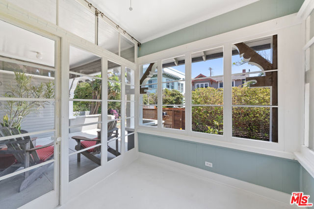 45 Breeze Avenue, Venice CA: https://media.crmls.org/mediaz/2c00bf95-d02b-4022-bce8-529f063d9c43.jpg
