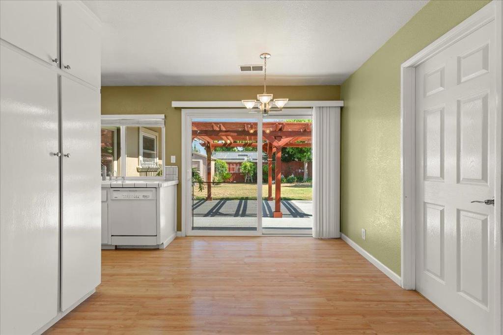 https://media.crmls.org/mediaz/2c00ff59-b4b5-49e4-8ac6-bec160410877.jpg?preset=X-Large