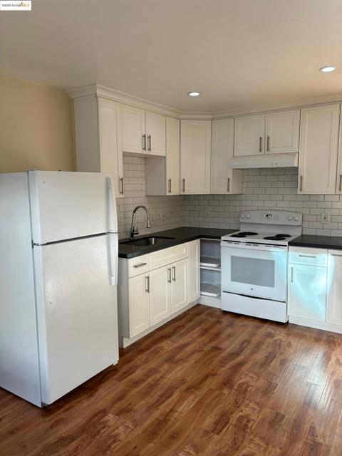 3020 35th Avenue, Oakland CA: https://media.crmls.org/mediaz/2c010b99-c497-4b67-b13f-89f3eb1938af.jpg