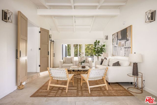 16733 Oak View Drive, Encino CA: https://media.crmls.org/mediaz/2c01f23d-cb70-4b4d-9fb0-aef0f833091e.jpg