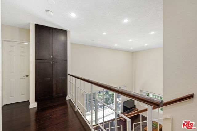 1127 15th Street, Santa Monica CA: https://media.crmls.org/mediaz/2c02d4f4-e01a-4554-bc8b-e11dec7864a9.jpg