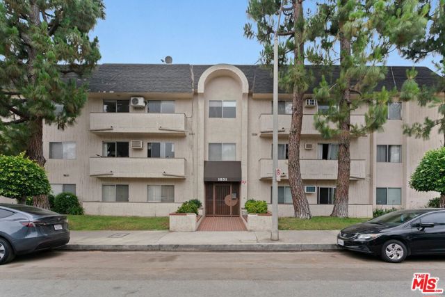 1831 Prosser Avenue, Los Angeles CA: https://media.crmls.org/mediaz/2c030096-914f-4332-b381-1ef15868fccf.jpg