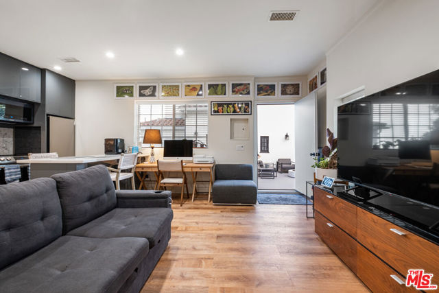 6801 Iris Circle, Los Angeles CA: https://media.crmls.org/mediaz/2c036e93-da6d-44d3-b52a-6cfe80a520d7.jpg