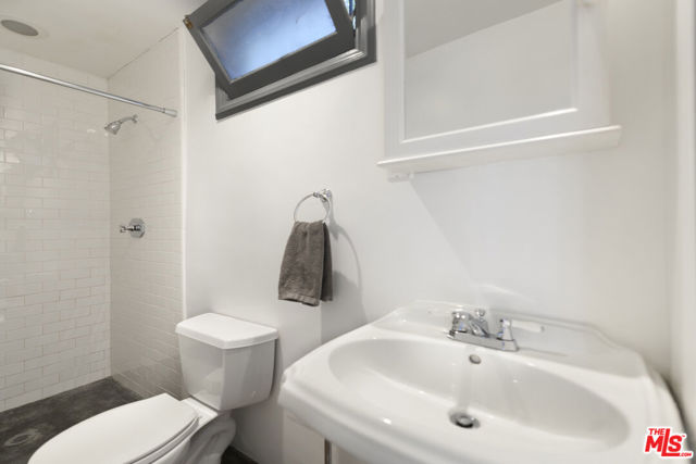 5181 Franklin Avenue, Los Angeles CA: https://media.crmls.org/mediaz/2c037ea6-e66b-4799-8007-007ef0793fef.jpg
