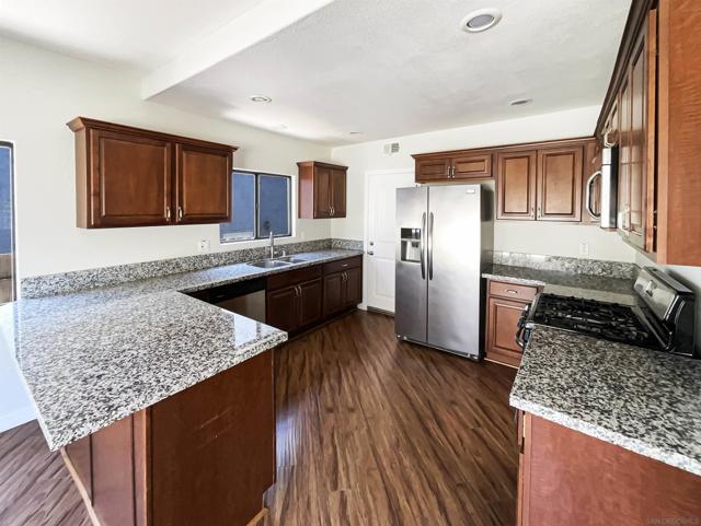 7922 Sunset Ter, Lemon Grove CA: https://media.crmls.org/mediaz/2c0410b8-dcdd-430d-b68d-645ed39cf474.jpg
