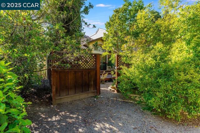 410 Beacon Ridge Lane, Walnut Creek CA: https://media.crmls.org/mediaz/2c0415e3-4ba8-48ce-8510-331eea3b6d4b.jpg