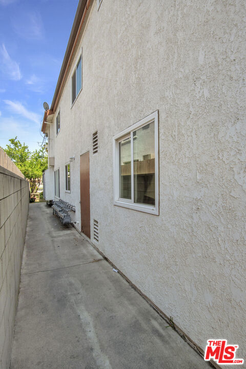 5621 Klump Avenue, North Hollywood CA: https://media.crmls.org/mediaz/2c048df2-7184-4e4a-bbef-afe46ec3462b.jpg