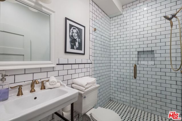 6110 N De Longpre Avenue, Los Angeles CA: https://media.crmls.org/mediaz/2c0521ad-cd11-48a4-bcbc-ec1ffe7d9b86.jpg