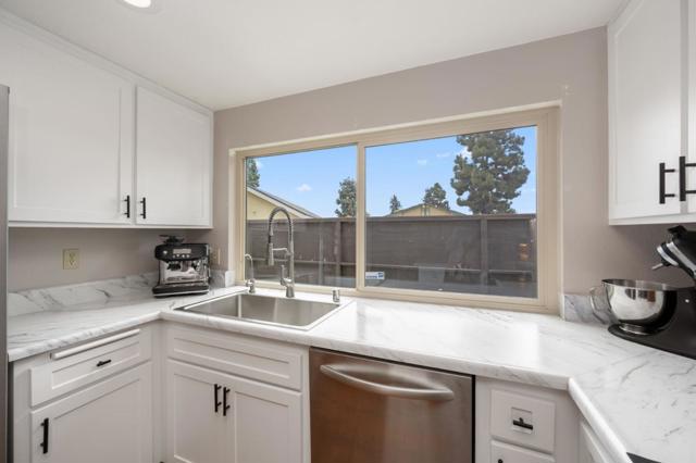 3575 Guava Way, Oceanside CA: https://media.crmls.org/mediaz/2c059074-7b52-4127-a145-ca6749d538c1.jpg