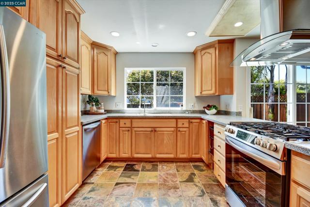 423 Casa Del Mar Dr, Half Moon Bay CA: https://media.crmls.org/mediaz/2c0626dc-574f-4a03-91d7-62c946824b56.jpg