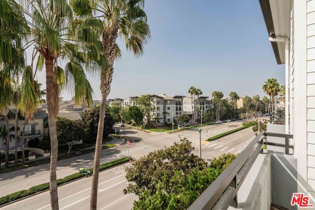 Image 22 of 43 For 7100 Playa Vista Drive 404