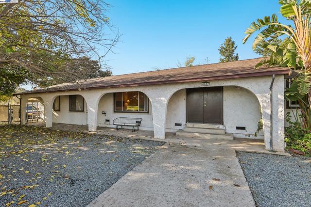 4807 Live Oak Ave, Oakley CA: https://media.crmls.org/mediaz/2c0805e0-0a8a-4d88-a844-8778dcc358b1.jpg