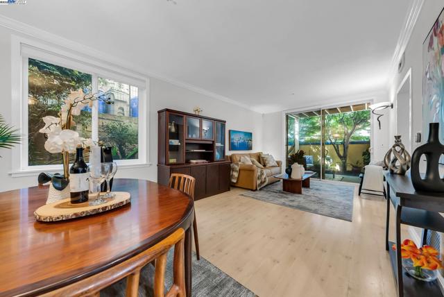 400 Wayne Ave, Oakland CA: https://media.crmls.org/mediaz/2c093fb7-49be-43cb-8ad2-85cbeb49c547.jpg