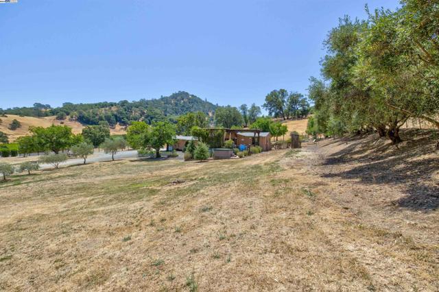 5281 Chiles Pope Valley Rd,  CA: https://media.crmls.org/mediaz/2c0b8e79-8dc0-4b9f-9d49-c3263919dd29.jpg