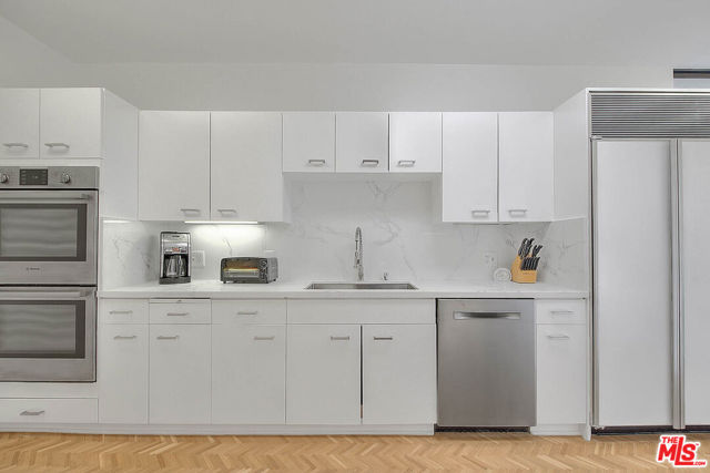 9255 Doheny Road, West Hollywood CA: https://media.crmls.org/mediaz/2c0c6655-99db-4dcc-8f4c-6a4c67041de5.jpg