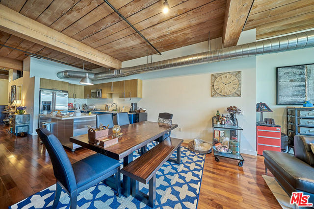 530 S Hewitt Street, Los Angeles CA: https://media.crmls.org/mediaz/2c0c8d24-e291-4f79-91ae-fded243f7565.jpg