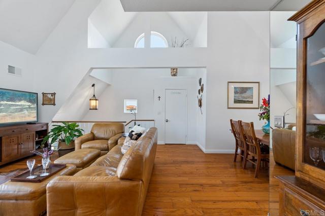 374 Orange Avenue, Coronado CA: https://media.crmls.org/mediaz/2c0d1d8c-d4df-422f-847c-9375ec5aba3b.jpg