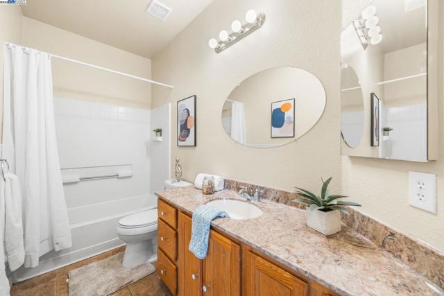 1983 Cork Oak Ln, Manteca CA: https://media.crmls.org/mediaz/2c0e576b-a262-4741-9986-9707cbfbbb72.jpg