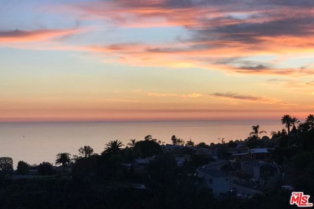 961 Glenhaven Drive, Pacific Palisades CA: https://media.crmls.org/mediaz/2c0e8c17-b1ec-4245-b0a7-7baafad12f66.jpg