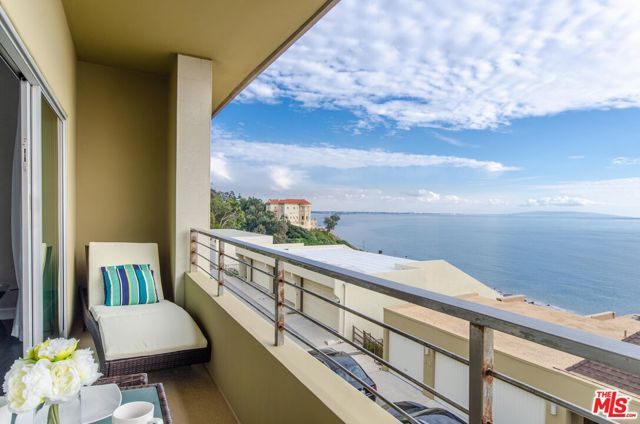 18065 Coastline Drive, Malibu CA: https://media.crmls.org/mediaz/2c0f140d-318d-4d3c-9012-43c706522c51.jpg