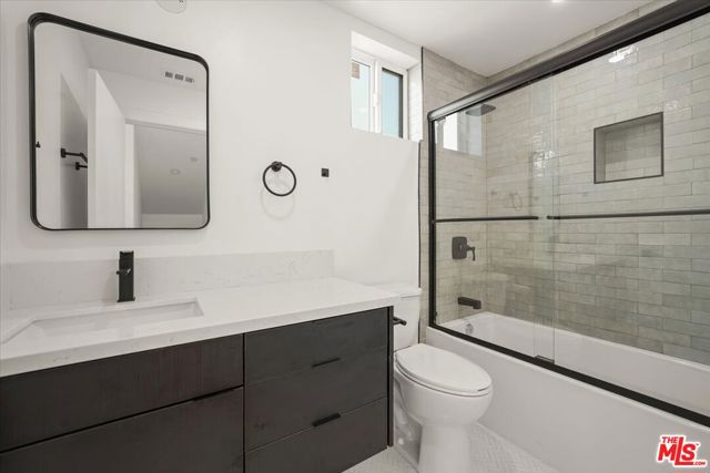 910 N Hudson Avenue, Los Angeles CA: https://media.crmls.org/mediaz/2c0f200f-4623-4fe3-aead-15f514a36e4f.jpg