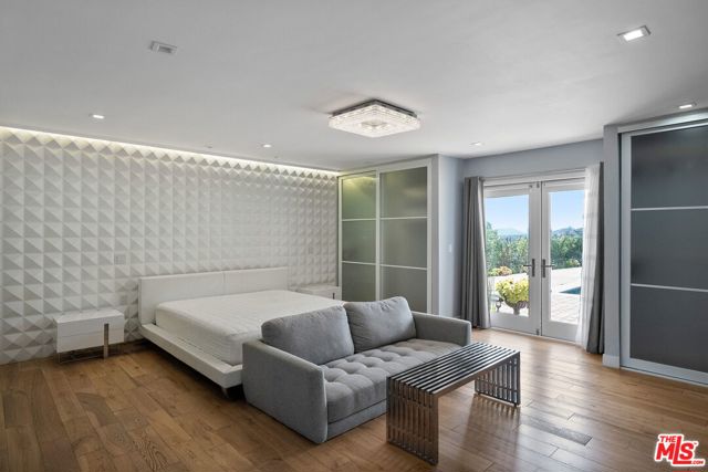 405 Evelyn Place, Beverly Hills CA: https://media.crmls.org/mediaz/2c0f682e-e4a1-470b-8bc6-7632983ccf13.jpg