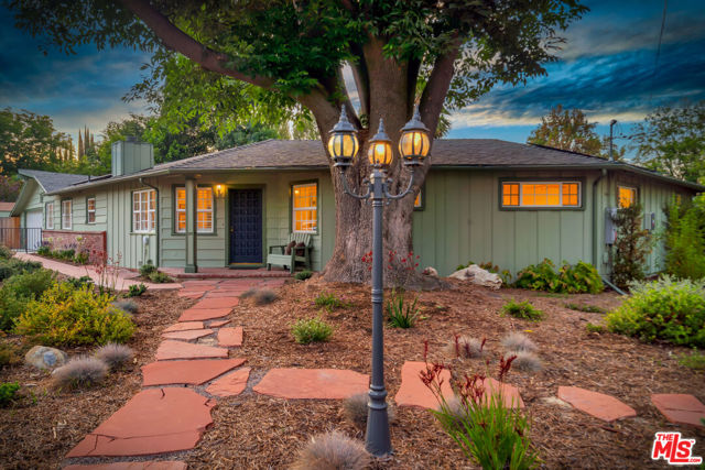 6001 Oakdale Avenue, Woodland Hills CA: https://media.crmls.org/mediaz/2c0fa086-fa25-44e1-9fb2-7958da32de67.jpg