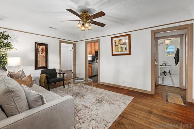 2707 Sweetwater Rd, Spring Valley CA: https://media.crmls.org/mediaz/2c0fa734-d2de-4e8a-942e-b0eb939c8a9c.jpg