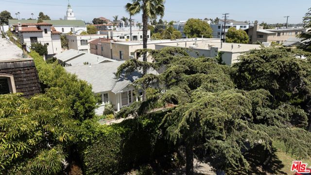 1047 9th Street, Santa Monica CA: https://media.crmls.org/mediaz/2c0fbebb-43bc-4bd2-8763-fe6882f40c10.jpg