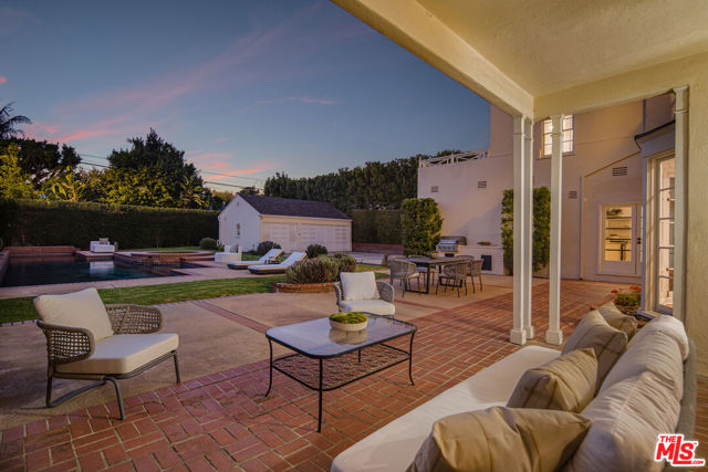 625 N Sierra Drive, Beverly Hills CA: https://media.crmls.org/mediaz/2c0fcc77-0295-4b36-98cd-d30b630311bf.jpg
