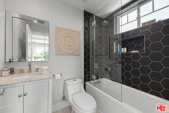 4943 Stern Avenue, Sherman Oaks CA: https://media.crmls.org/mediaz/2c0fcf60-4aae-4996-a3f1-886788525268.jpg