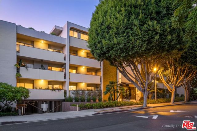 949 N Kings Road, West Hollywood CA: https://media.crmls.org/mediaz/2c101dc2-d720-4d3d-878c-18fc2b882d6b.jpg