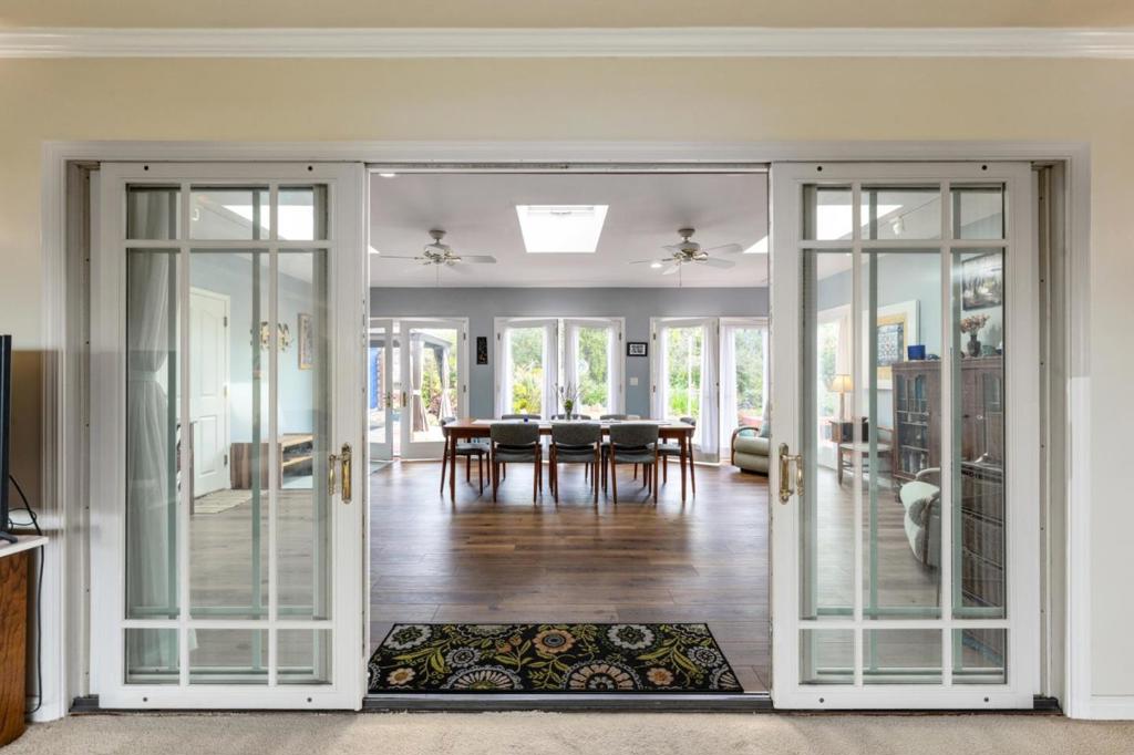 https://media.crmls.org/mediaz/2c10744f-e37f-4fae-9557-d714148b18ff.jpg?preset=X-Large