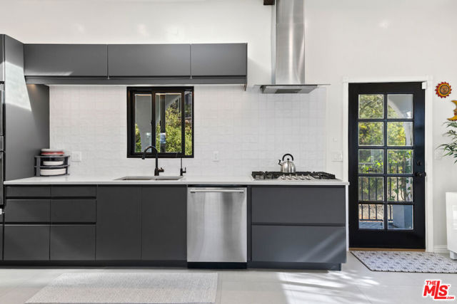1923 Sunset Plaza Drive, Los Angeles CA: https://media.crmls.org/mediaz/2c1079a1-f43a-4a82-a9c1-910b0e8288e6.jpg
