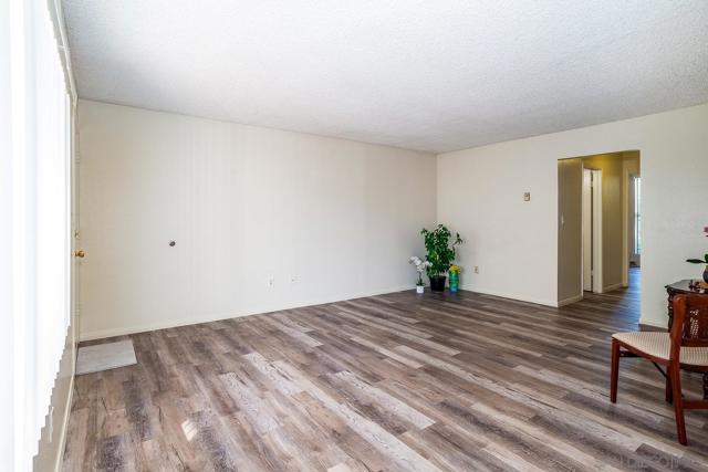 279 Moss St, Chula Vista CA: https://media.crmls.org/mediaz/2c10e14b-6076-44fc-9b60-b5b884fe8f57.jpg