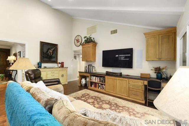 3868 Avenida Feliz, Rancho Santa Fe CA: https://media.crmls.org/mediaz/2c111b0e-d9d7-4f8c-8681-19e263abb52f.jpg