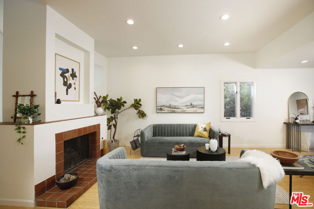 426 S Swall Drive, Beverly Hills CA: https://media.crmls.org/mediaz/2c1120b4-2451-444a-9f0c-90ecf39ec977.jpg