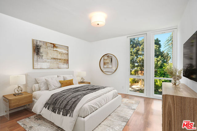 10240 Camarillo Street, Toluca Lake CA: https://media.crmls.org/mediaz/2c117c19-8bd6-4096-ab3a-b29a054e17a3.jpg