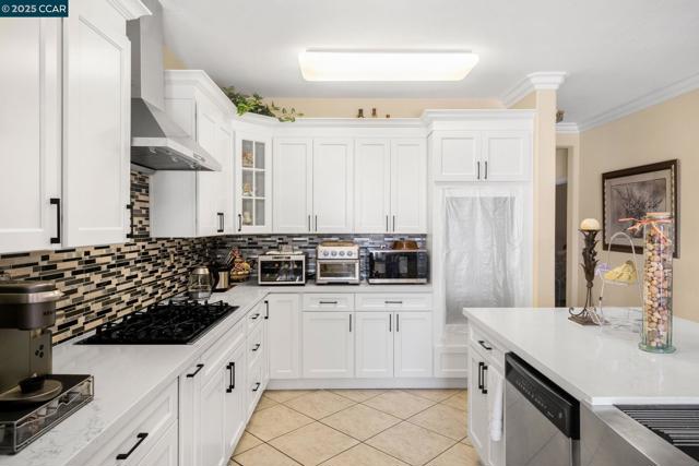 1426 Santa Teresa Dr, Pittsburg CA: https://media.crmls.org/mediaz/2c11811a-91e0-40bb-95f4-3cdc2971267d.jpg