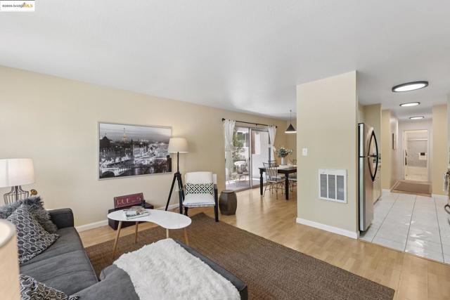 2632 Warring St, Berkeley CA: https://media.crmls.org/mediaz/2c118dfb-2062-46de-ab36-c235fb54c739.jpg