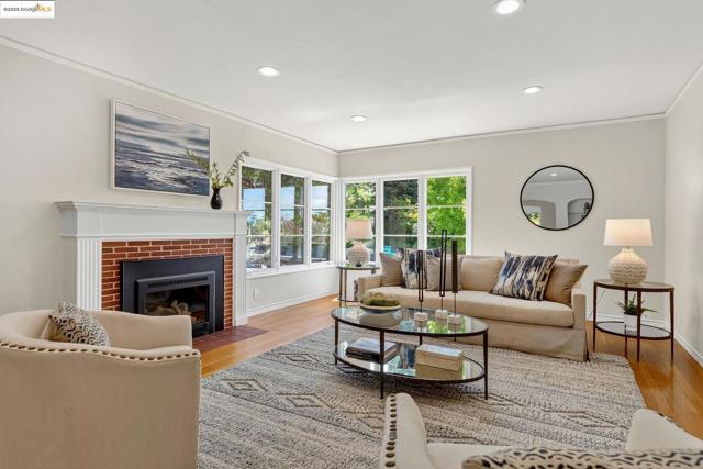 2773 Argyle Street, Oakland CA: https://media.crmls.org/mediaz/2c12c470-5a0c-4ad7-a709-b548fea37848.jpg
